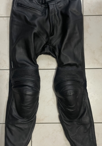 [RÉSERVÉ–> 10.02.2024] Pantalon cuir IXS – Taille 52